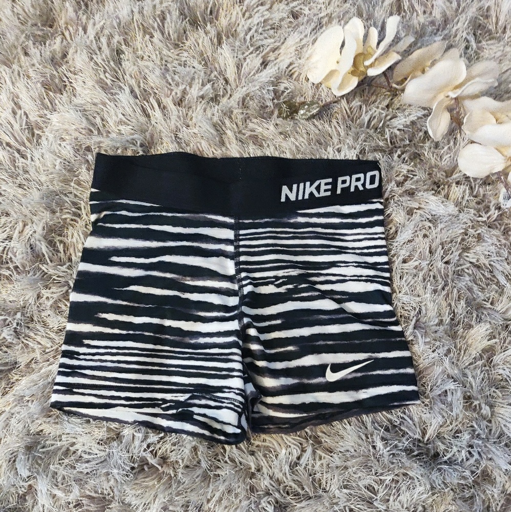 Nike Pro women's shorts sz M